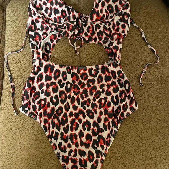 Peddney Women’s Leopard One Piece Swimsuit- M - Picture 3 of 6